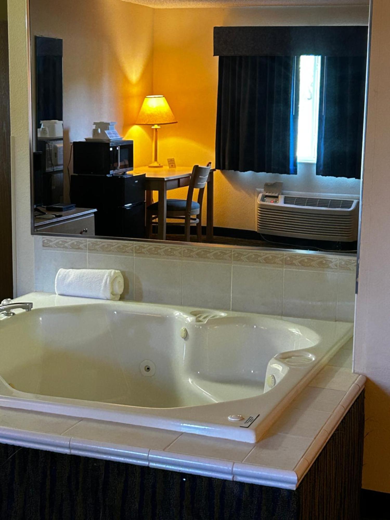 Ameristay Inn & Suites Waverly ภายนอก รูปภาพ