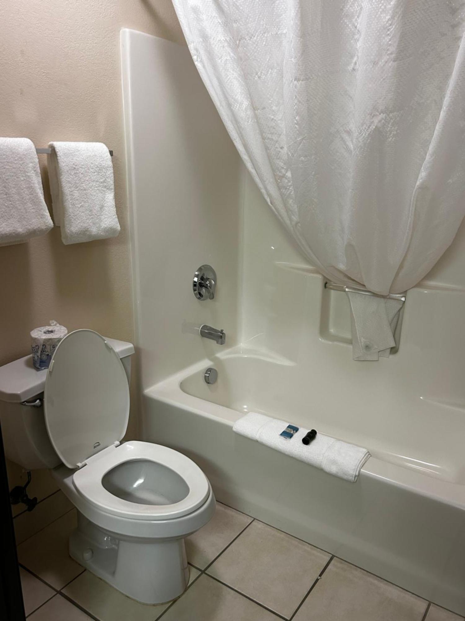 Ameristay Inn & Suites Waverly ภายนอก รูปภาพ